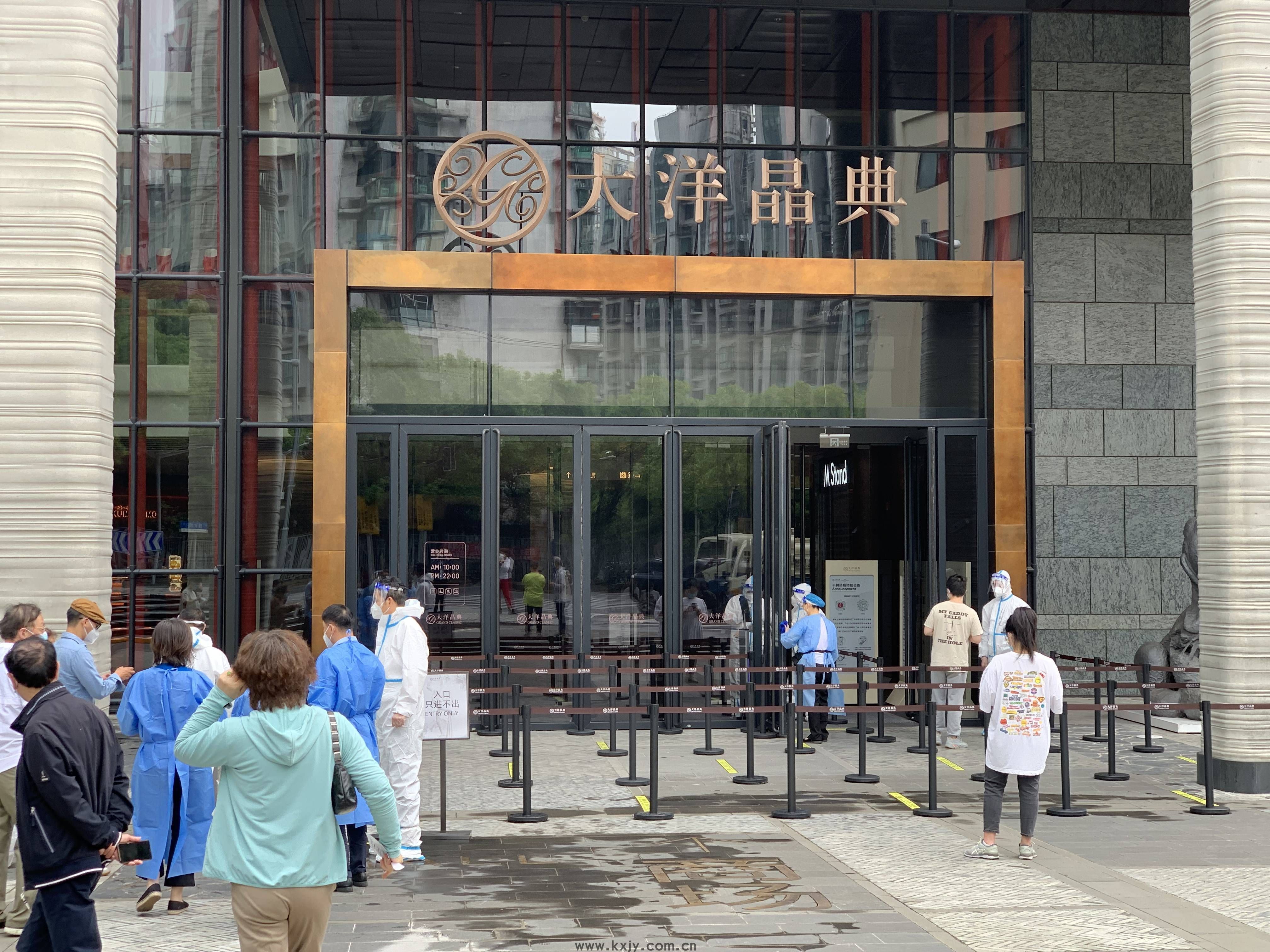 烟火正归来｜天安千树恢复线下营业：蛋糕店受追捧，顾客对着咖啡拍照
                
                 
    (图1)