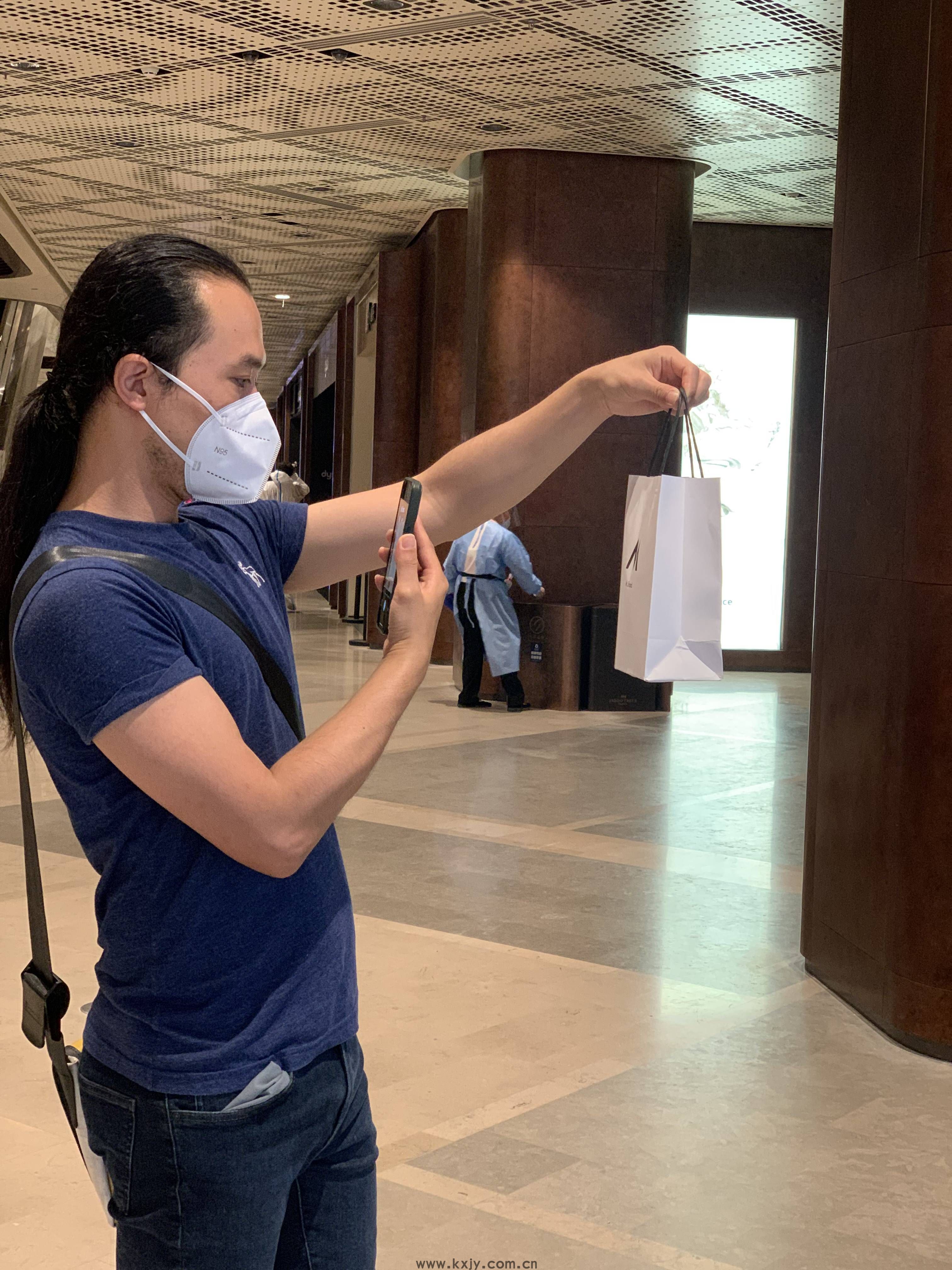 烟火正归来｜天安千树恢复线下营业：蛋糕店受追捧，顾客对着咖啡拍照
                
                 
    (图3)