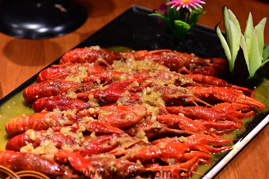 原创
            又是一年毕业季，聚餐就吃烤全羊，劝君更尽一杯酒，各奔东西勿相忘！
                
                 
    (图23)
