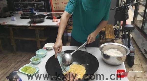 “免费炒饭，吃完就走，不用客气” ！成都这家饭馆太暖了
                
                 
    (图2)