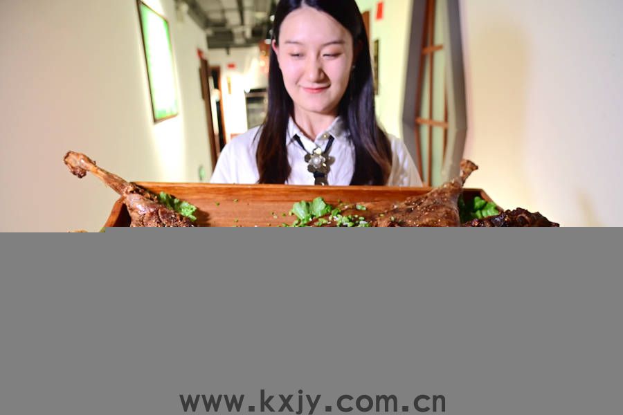 原创
            又是一年毕业季，聚餐就吃烤全羊，劝君更尽一杯酒，各奔东西勿相忘！
                
                 
    (图9)
