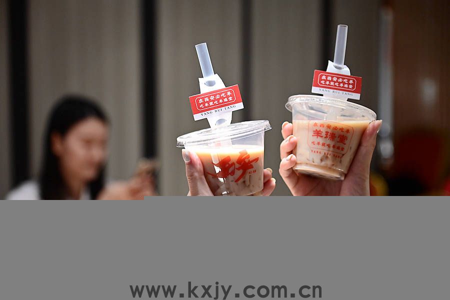 原创
            又是一年毕业季，聚餐就吃烤全羊，劝君更尽一杯酒，各奔东西勿相忘！
                
                 
    (图26)