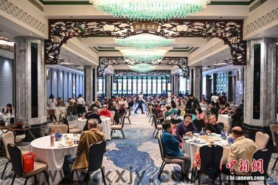【寻味中华】广府饮茶：“一盅两件”遍尝岭南情
                
                 
    (图1)