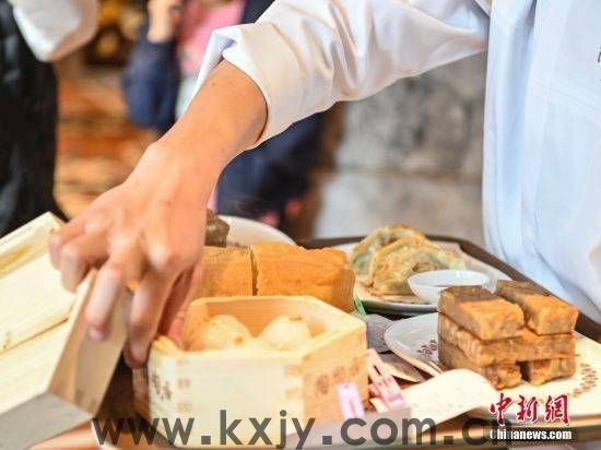 【寻味中华】广府饮茶：“一盅两件”遍尝岭南情
                
                 
    (图3)