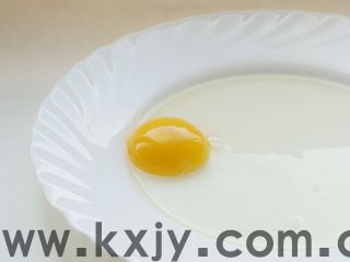 使用一个空的塑料瓶，你就可以轻松分离出蛋清蛋黄来(图1)