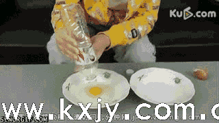 使用一个空的塑料瓶，你就可以轻松分离出蛋清蛋黄来--开心家园
