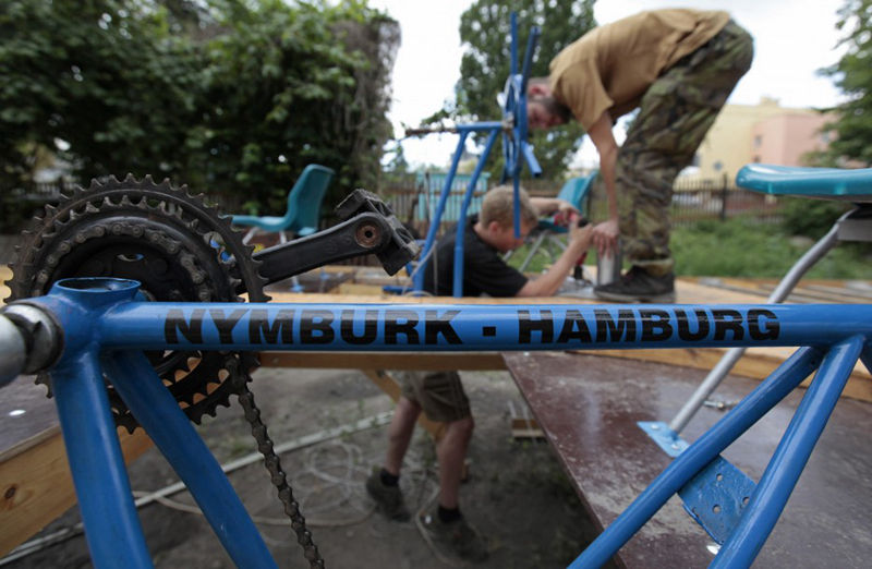 用塑料瓶DIY一艘船,并航行500英里(图7) 用塑料瓶DIY一艘船,并航行500英里--置顶表情