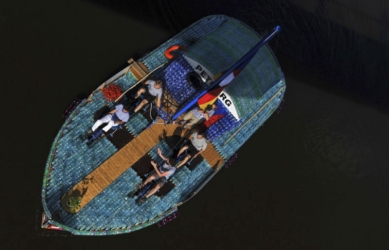 用塑料瓶DIY一艘船,并航行500英里(图11) 用塑料瓶DIY一艘船,并航行500英里--置顶表情